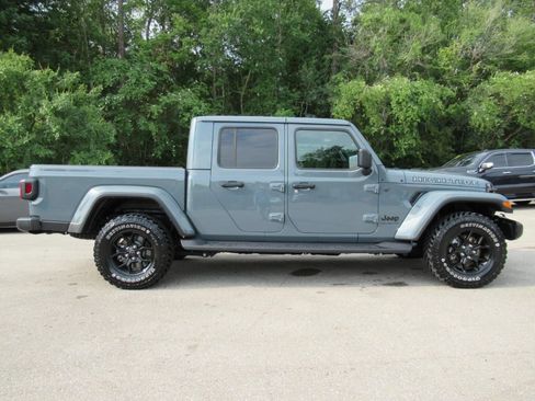Used 2025 Jeep Gladiator Sport AWD/4WD image 2