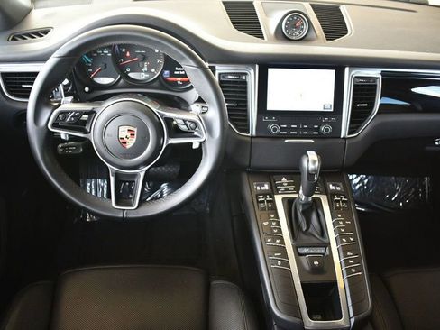 Used 2018 Porsche Macan image 46