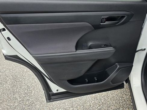 Used 2023 Toyota Highlander L FWD image 32