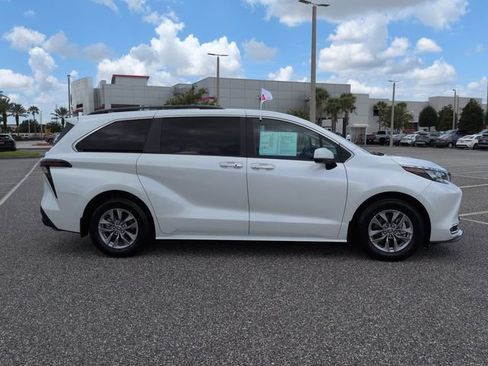 Certified 2024 Toyota Sienna XLE FWD image 3