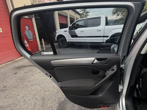 Used 2014 Volkswagen Golf 4-Door FWD image 25