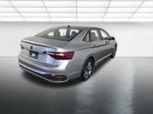 Used 2024 Volkswagen Jetta SE FWD image 4
