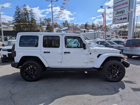 Used 2023 Jeep Wrangler Unlimited Sahara w/ Cold Weather Group image 5