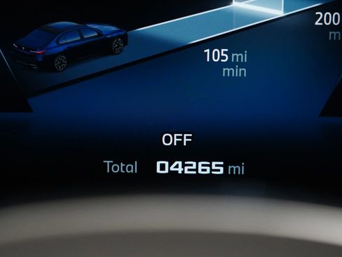 Used 2025 BMW i7 M70 w/ Executive Package image 21