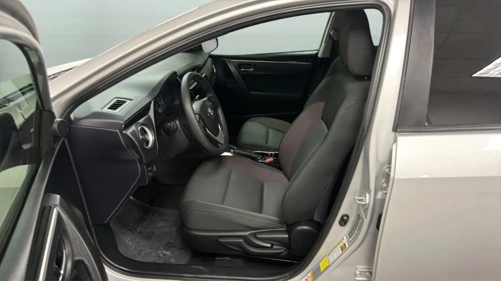 Used 2017 Toyota Corolla LE w/ Carpet Mat Package (TMS) FWD image 20