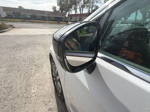 Used 2024 Chrysler Pacifica Limited FWD image 13