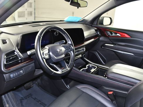 Used 2025 Chevrolet Traverse Z71 image 2