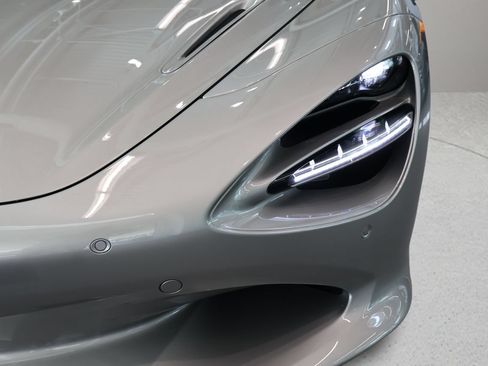 Used 2025 McLaren 750S Spider RWD image 12