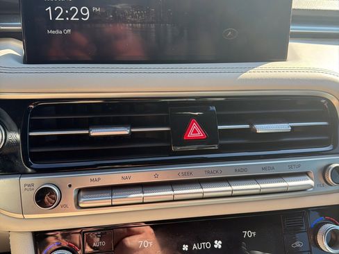 Used 2024 Genesis G70 2.5T image 13