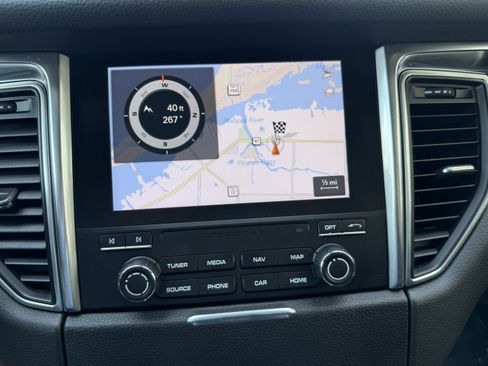 Certified 2018 Porsche Macan AWD/4WD image 27