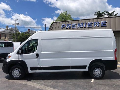 Used 2025 RAM ProMaster 2500 w/ Convenience Group FWD image 3