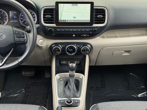 Used 2022 Hyundai Venue Limited FWD image 22