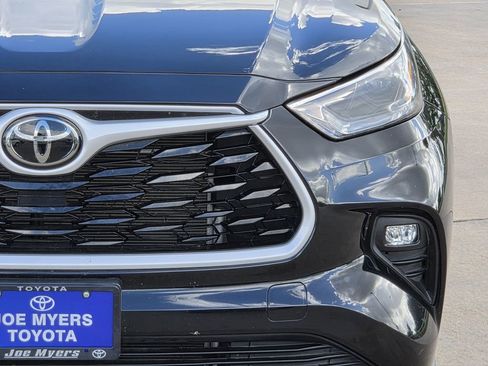 Used 2025 Toyota Highlander LE FWD image 4