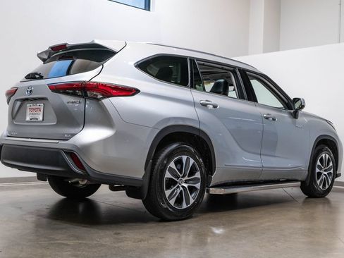 Used 2021 Toyota Highlander XLE AWD/4WD image 9