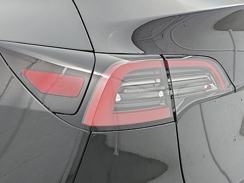 Used 2022 Tesla Model Y Long Range image 35