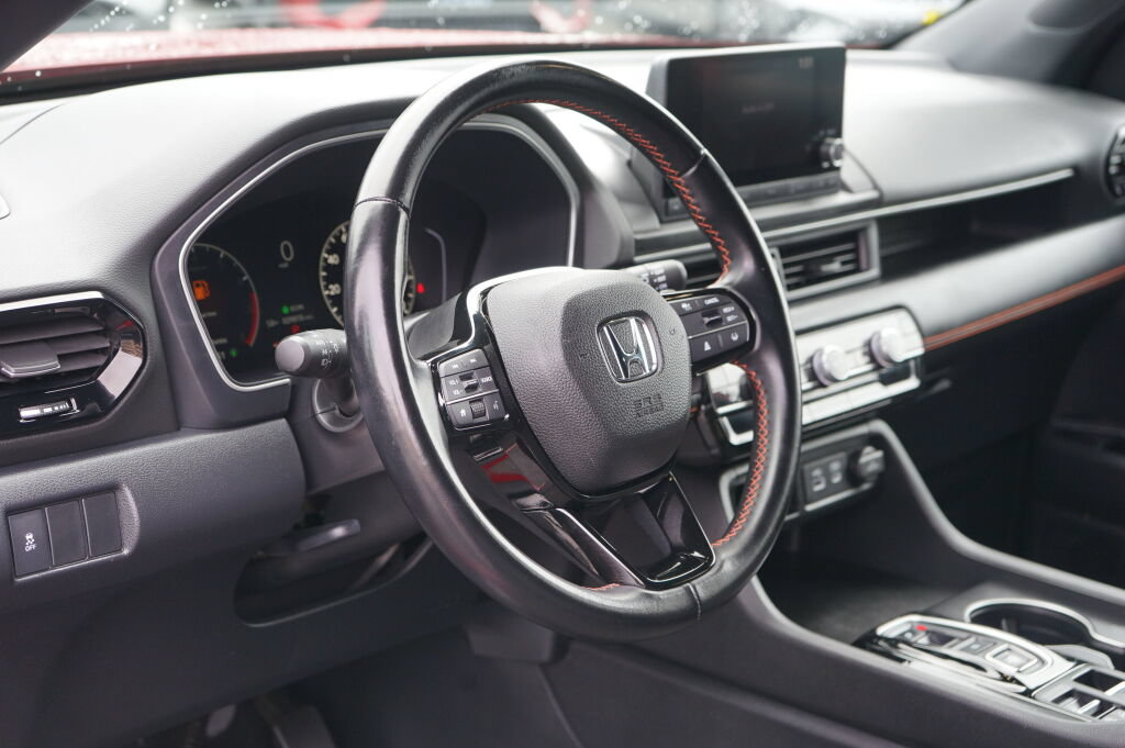 Used 2025 Honda Pilot Sport image 14