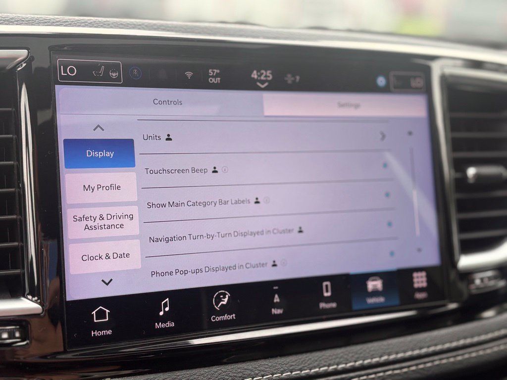 Used 2025 Chrysler Pacifica Limited FWD image 58