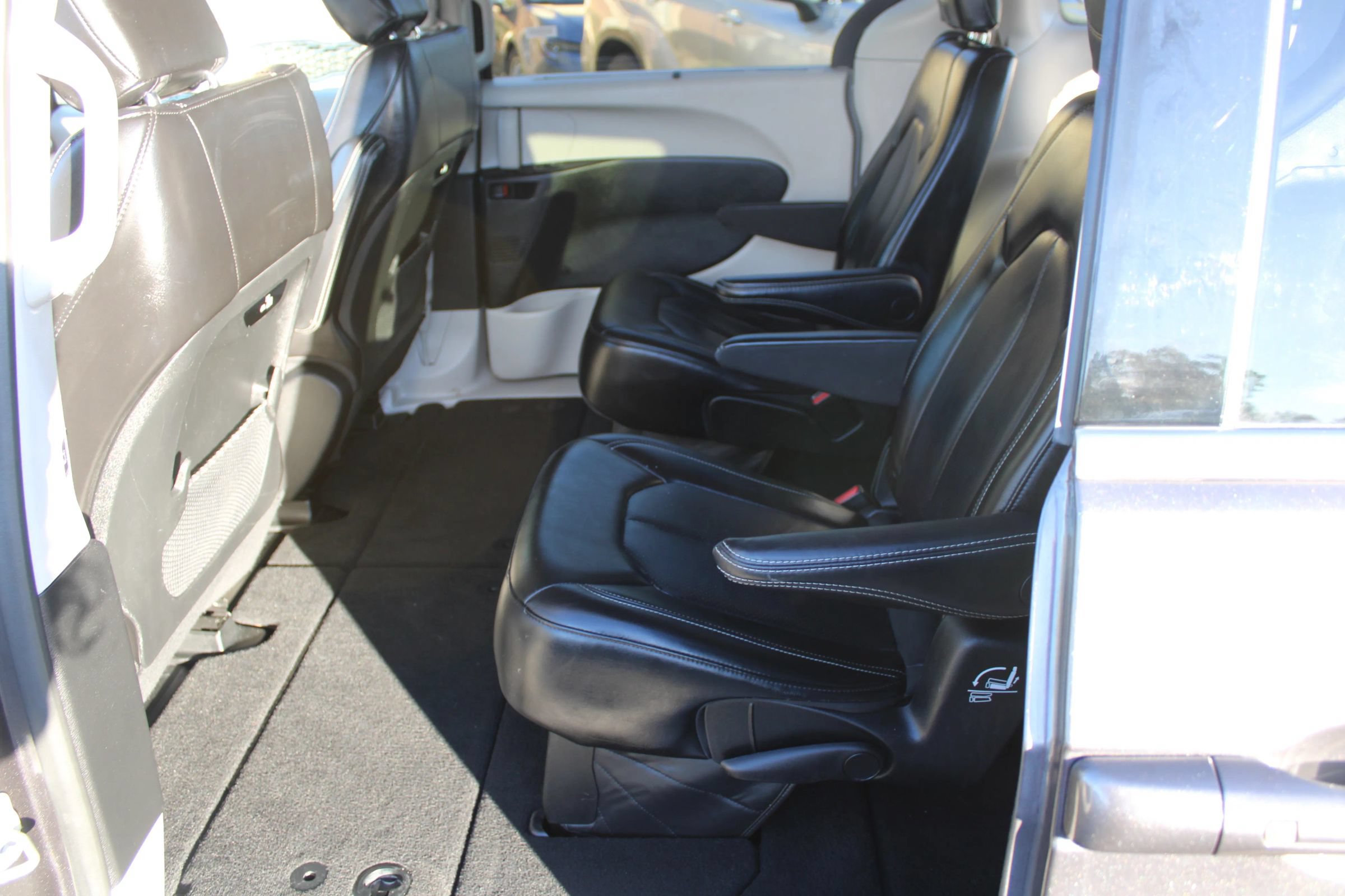 Used 2023 Chrysler Pacifica Touring-L FWD image 13