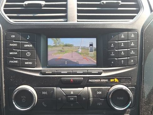 Used 2016 Ford Explorer XLT AWD/4WD image 30