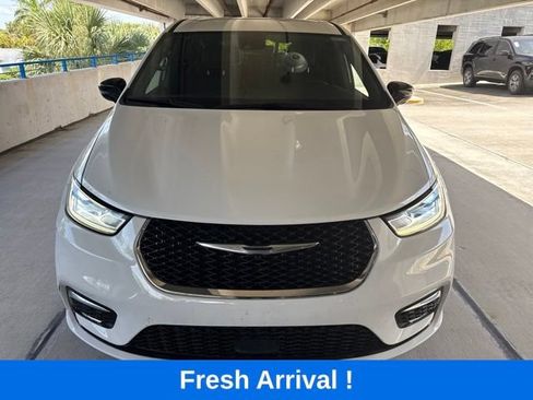 Used 2025 Chrysler Pacifica Select FWD image 16