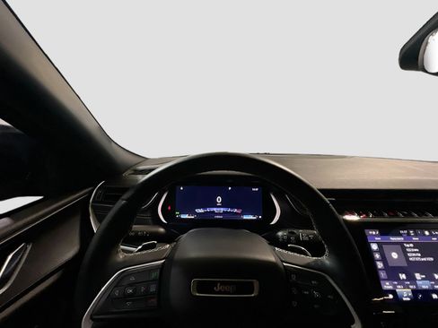 Used 2022 Jeep Grand Cherokee L Laredo image 7