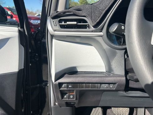 Used 2025 Toyota Sienna XLE image 29