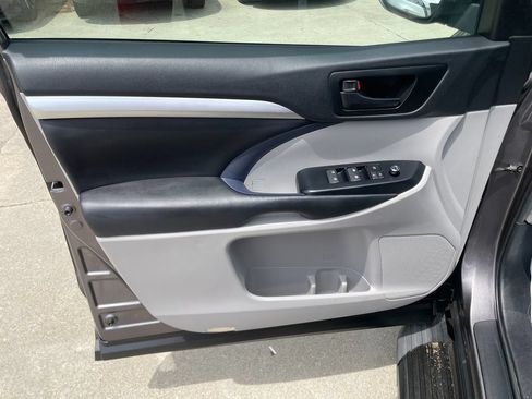 Used 2019 Toyota Highlander Plus AWD/4WD image 11