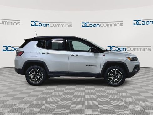 Used 2025 Jeep Compass Trailhawk AWD/4WD image 2