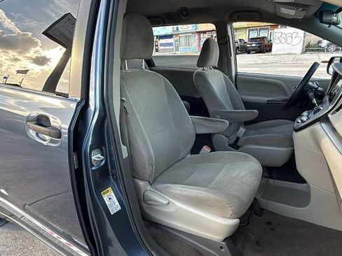 Used 2017 Toyota Sienna L image 30