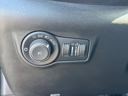 Used 2025 Jeep Compass Latitude AWD/4WD image 15