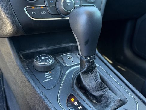 Used 2020 Jeep Cherokee Latitude image 20