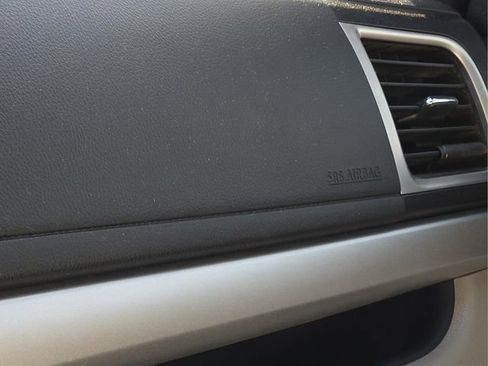 Used 2019 Toyota Highlander XLE image 27