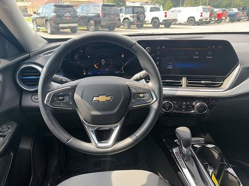 Used 2024 Chevrolet Trax LT w/ Driver Confidence Package FWD image 11