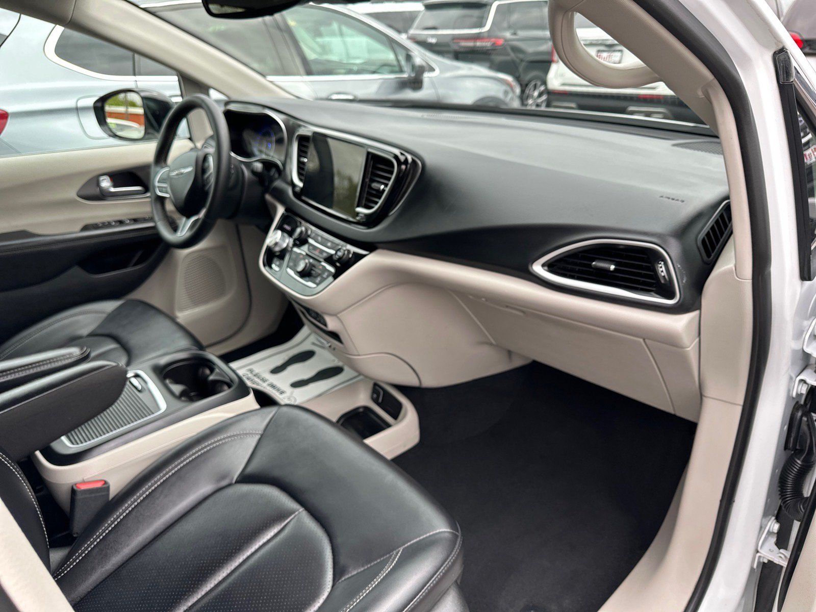 Used 2024 Chrysler Pacifica Touring-L FWD image 16