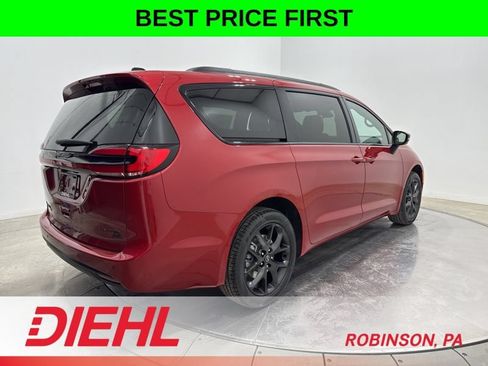 New 2026 Chrysler Pacifica Limited w/ S Appearance Package AWD/4WD image 7