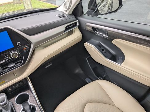 Used 2023 Toyota Highlander Limited FWD image 18