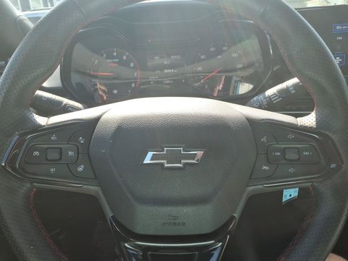 Certified 2025 Chevrolet Trax RS FWD image 30