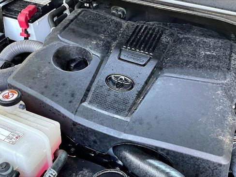 Used 2022 Toyota Tundra SR5 w/ SR5 Convenience Package AWD/4WD image 31