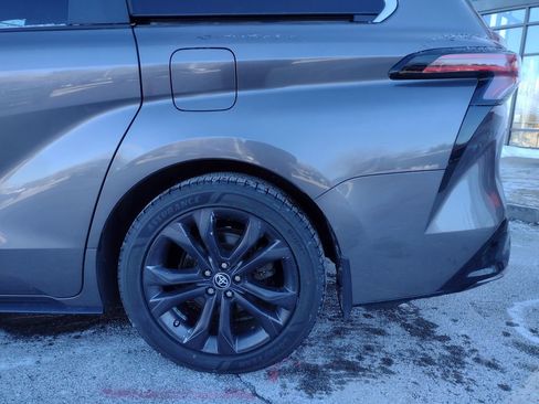 Used 2022 Toyota Sienna XSE image 4