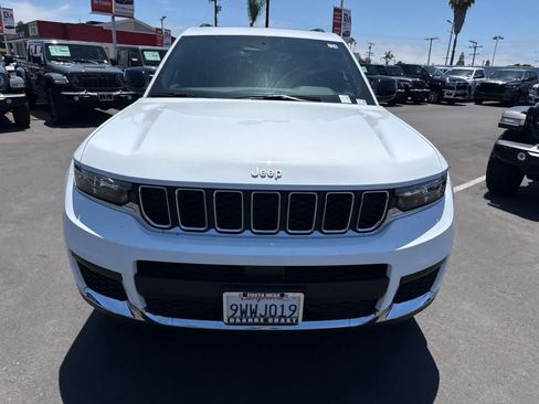 Used 2025 Jeep Grand Cherokee L Laredo RWD image 4