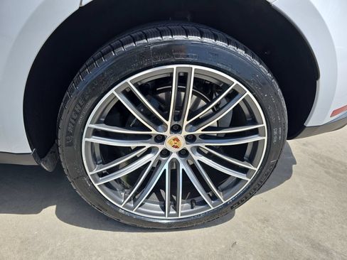 Used 2025 Porsche Macan AWD/4WD image 29