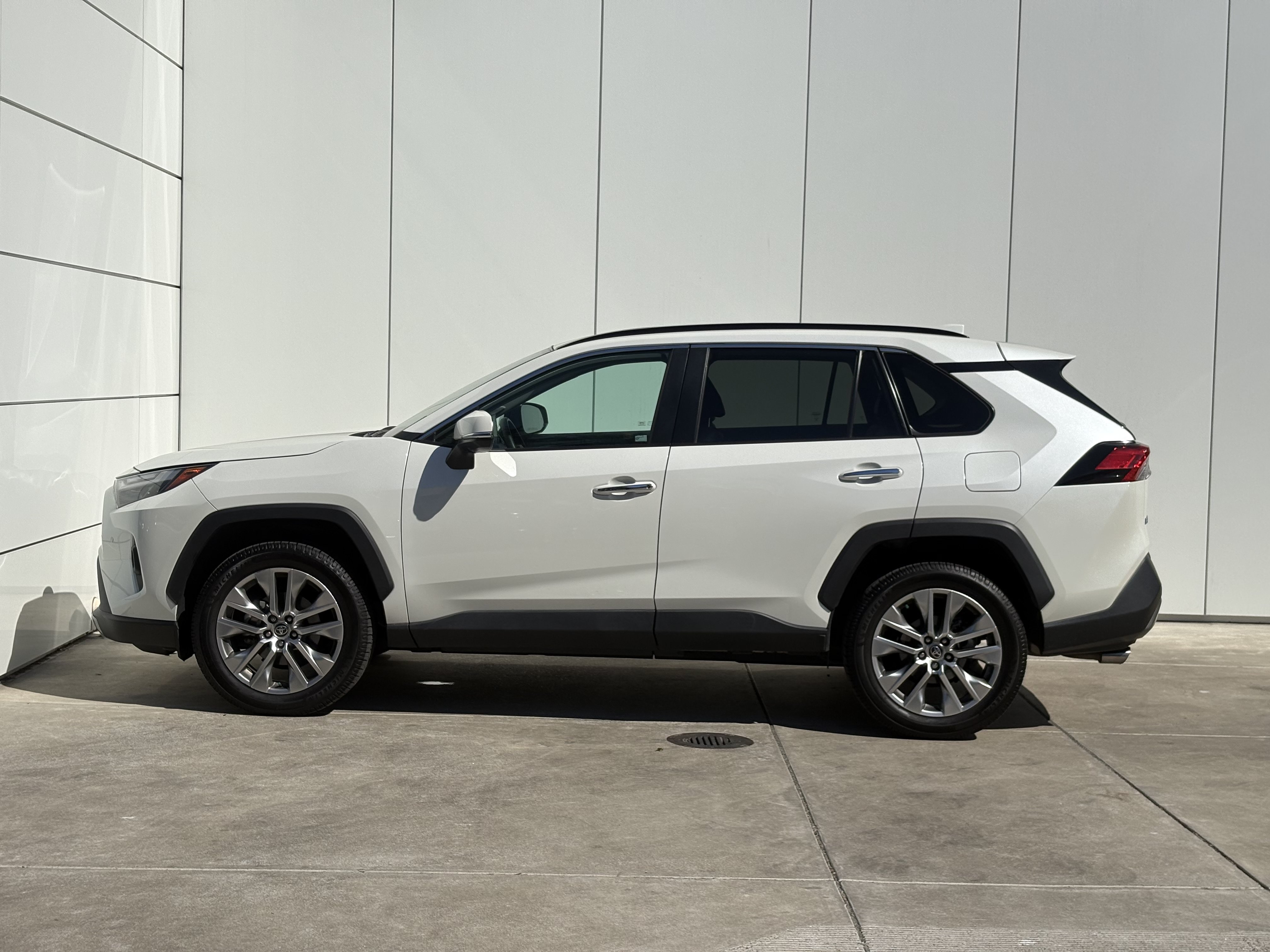 Used 2022 Toyota RAV4 Limited AWD/4WD image 4