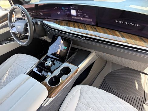 Certified 2026 Cadillac Escalade ESV Platinum Luxury w/ LPO, Radiant Package AWD/4WD image 13