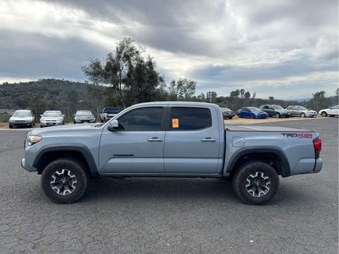 Used 2018 Toyota Tacoma TRD Off-Road w/ Technology Package image 8