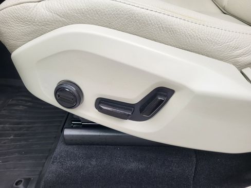 Certified 2024 Volvo XC90 T8 Plus AWD/4WD image 13