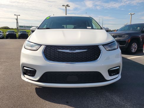 Used 2023 Chrysler Pacifica Touring-L FWD image 2