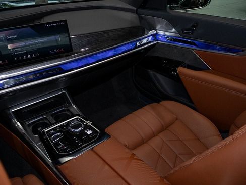 Used 2025 BMW i7 eDrive50 w/ Premium Package image 40