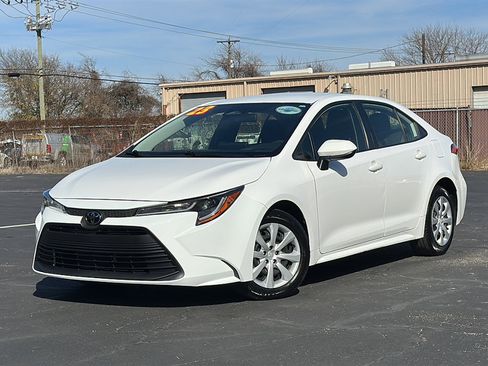 Used 2023 Toyota Corolla LE image 2