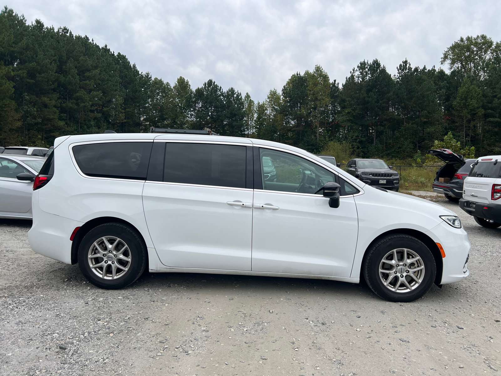 Used 2024 Chrysler Pacifica Touring-L FWD image 7