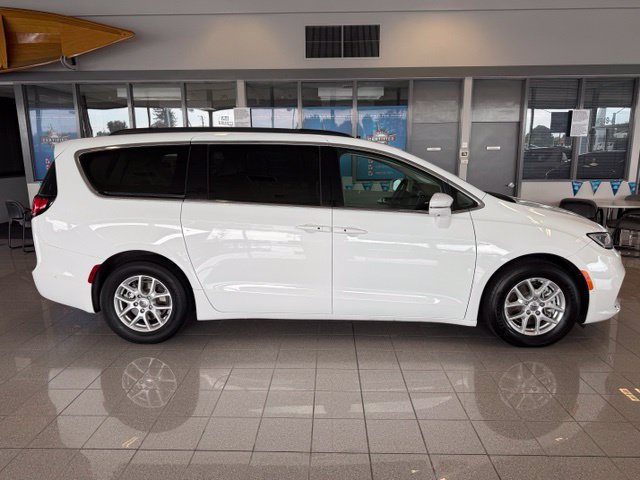Used 2022 Chrysler Pacifica Touring-L w/ Uconnect Theater Family Group FWD image 3